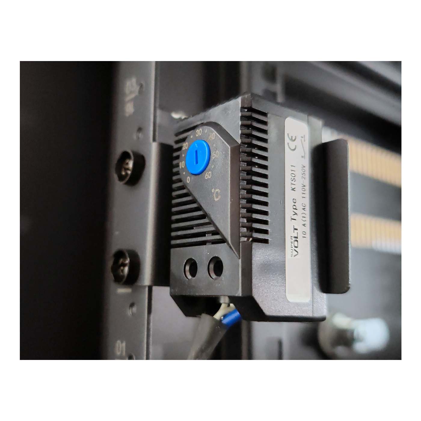 Pro Line Network Cabinet with Integrated Fans, 18U Image 14